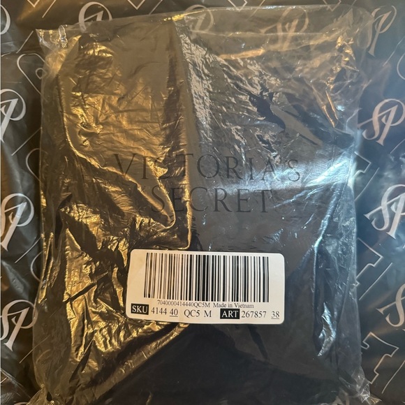 NWT: Victoria’s Secret PINK Ivy Fleece Curved Hem Shorts: Medium - Picture 2 of 6